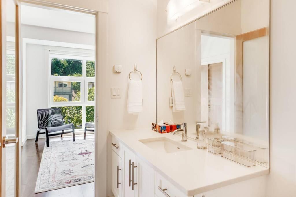 Cedar Hill Sunlit Stay - Bright Spacious & Modern Victoria Exterior foto